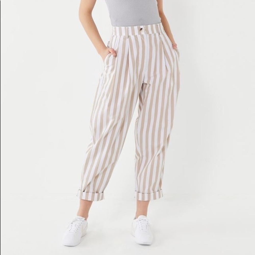 Urban Outfitters tapered, pleated pants size US 0